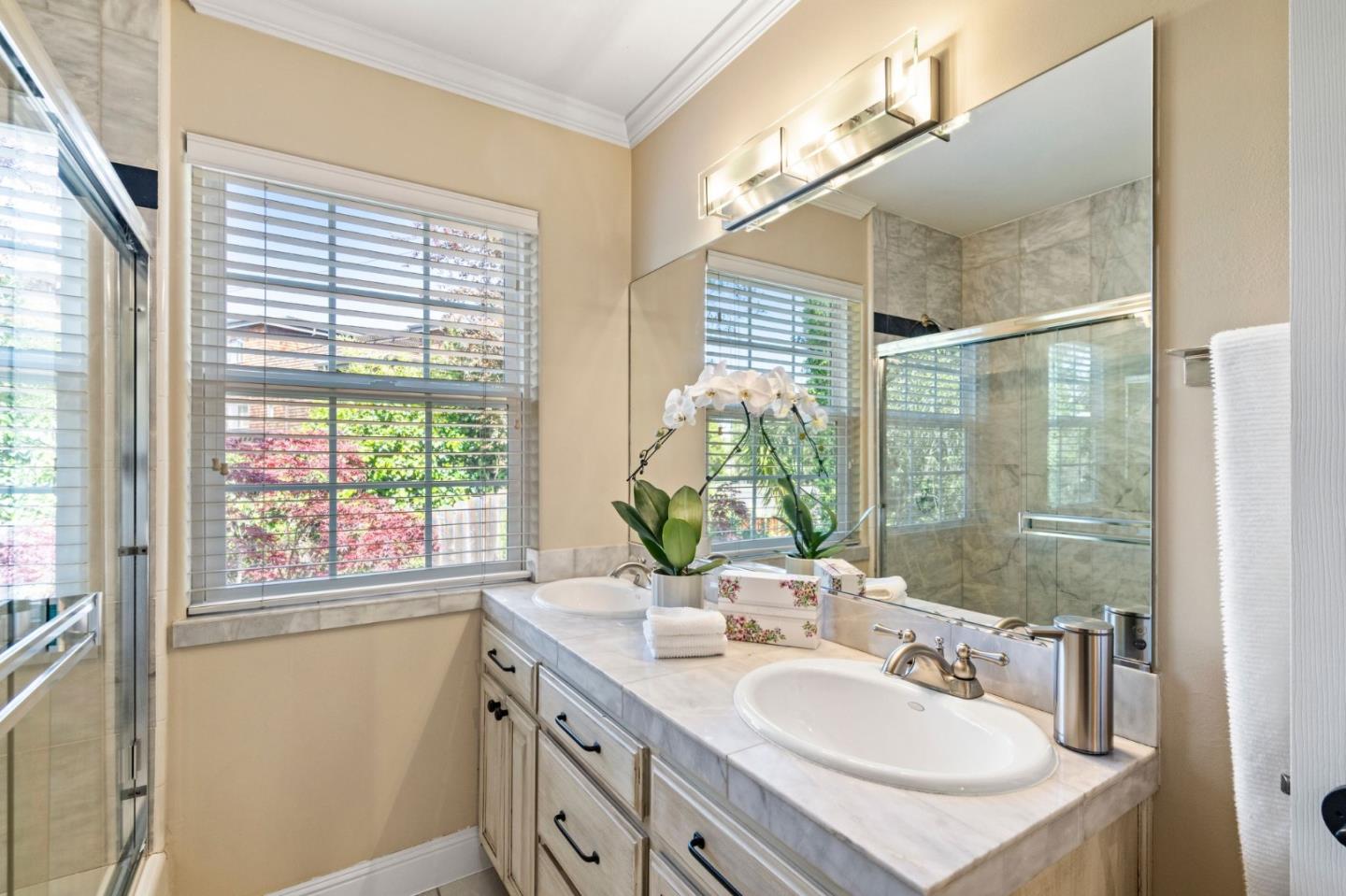 558 Live Oak LN
