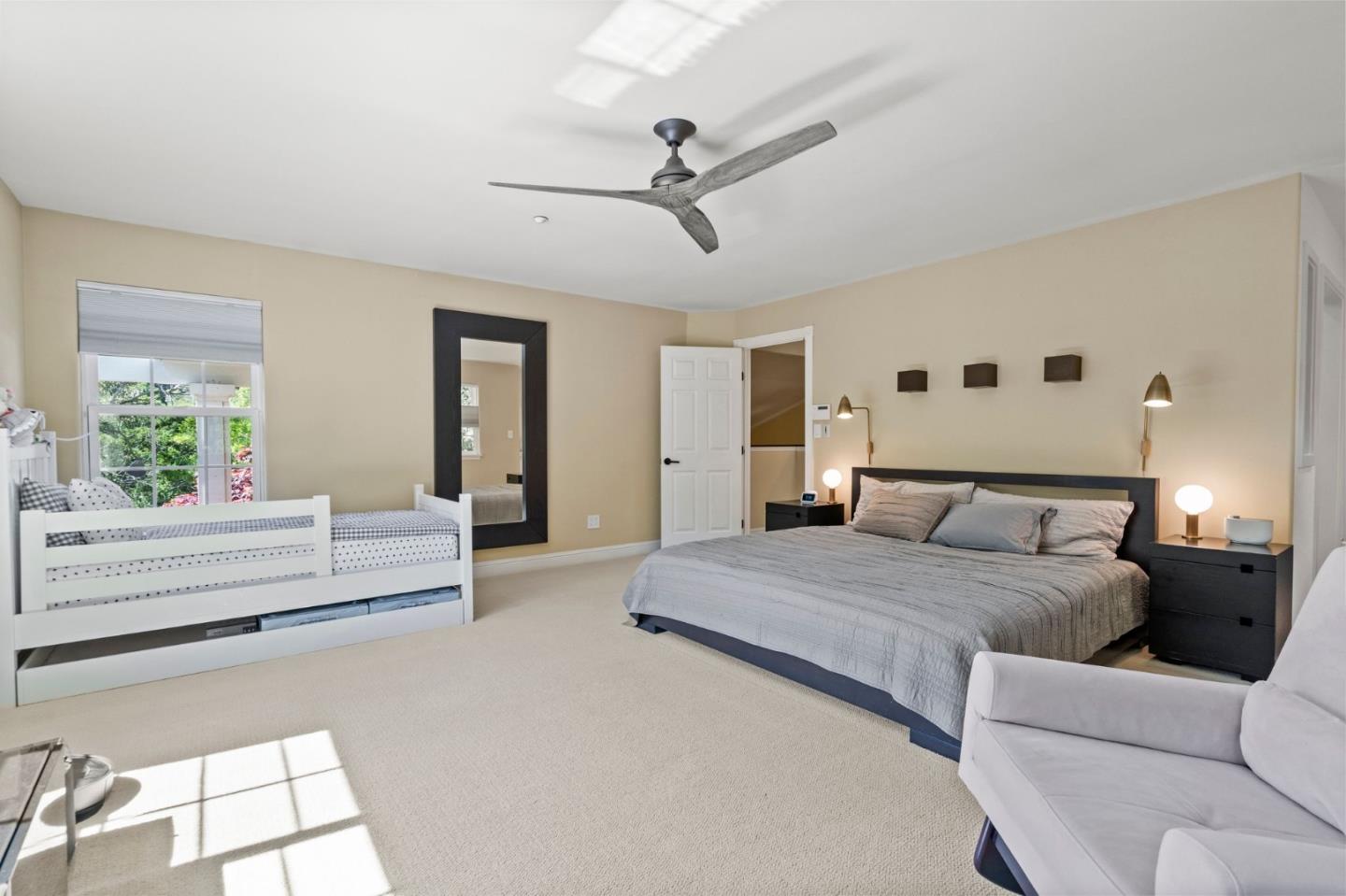 558 Live Oak LN