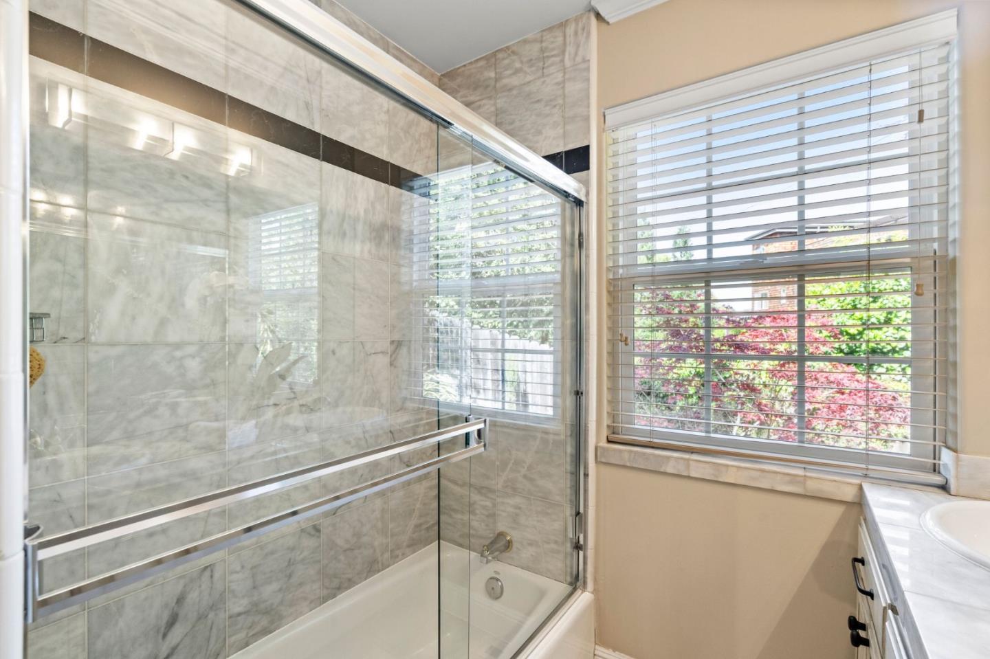 558 Live Oak LN