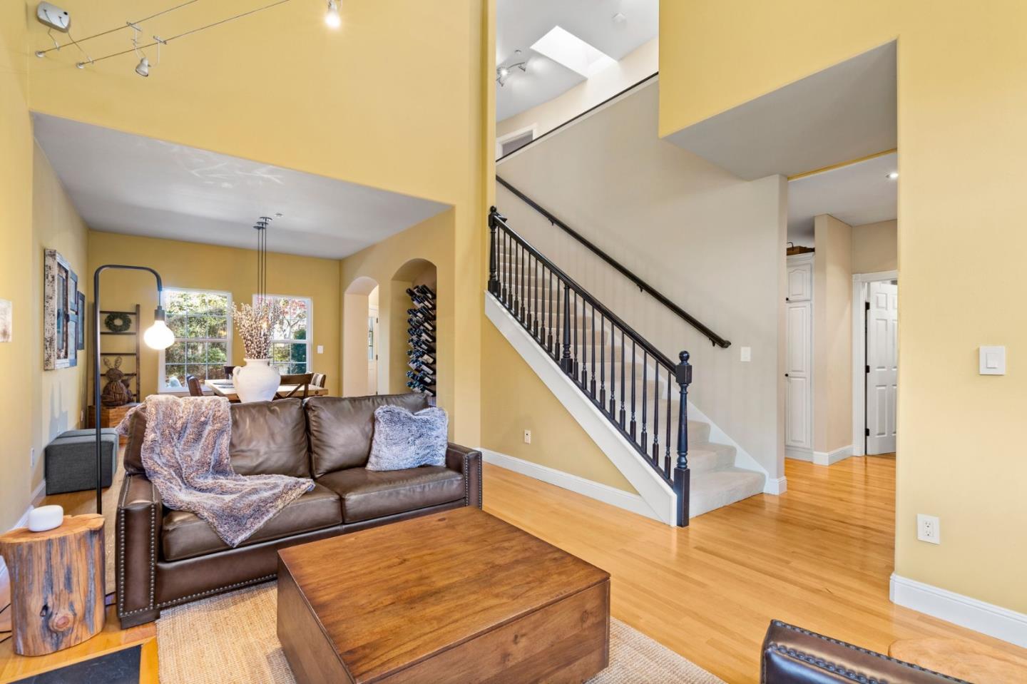 558 Live Oak LN