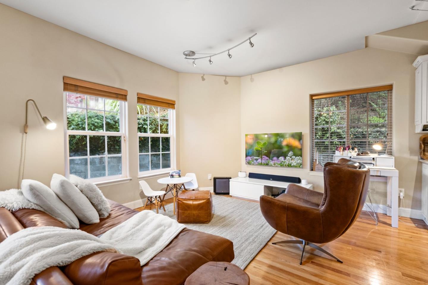 558 Live Oak LN