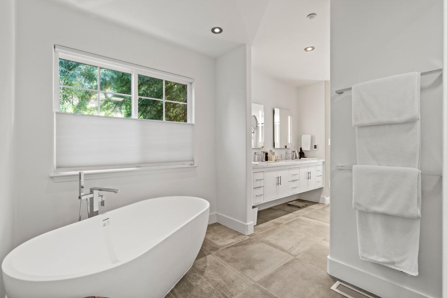 558 Live Oak LN