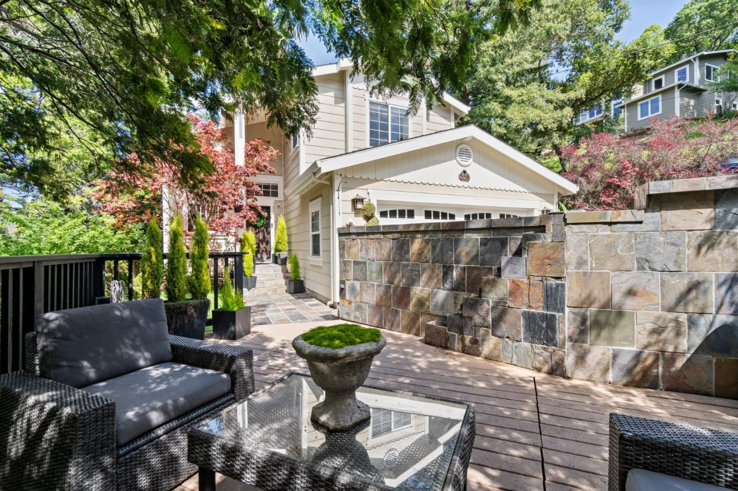 558 Live Oak LN