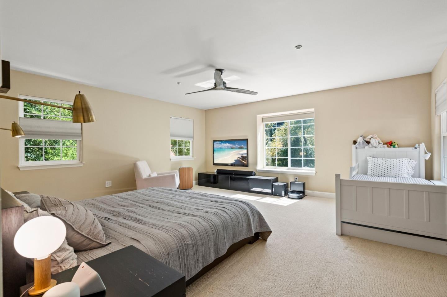 558 Live Oak LN