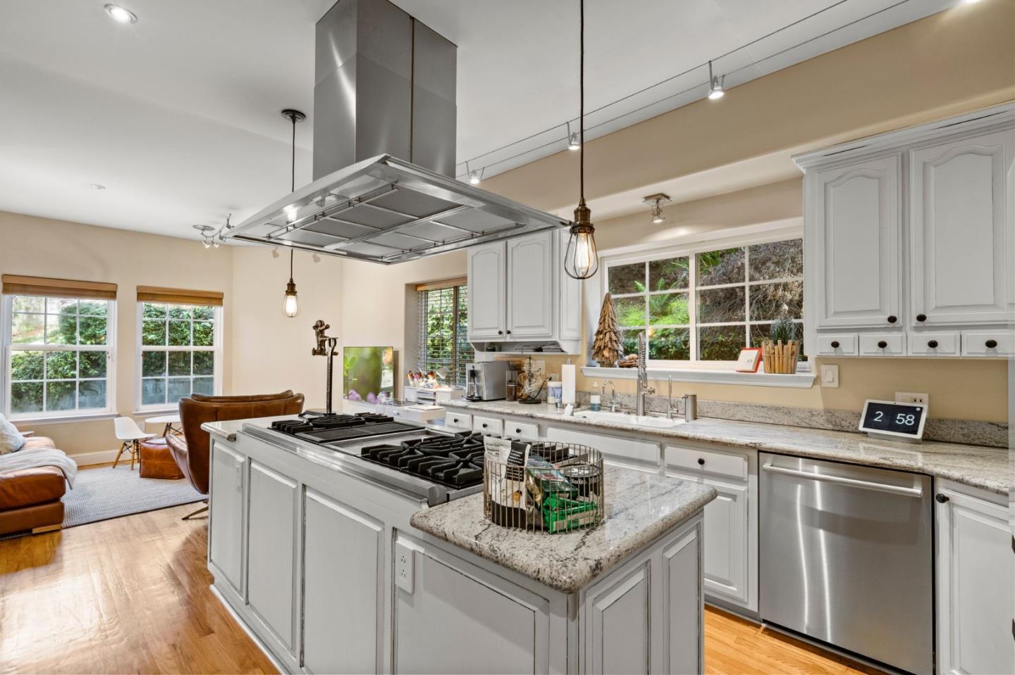 558 Live Oak LN