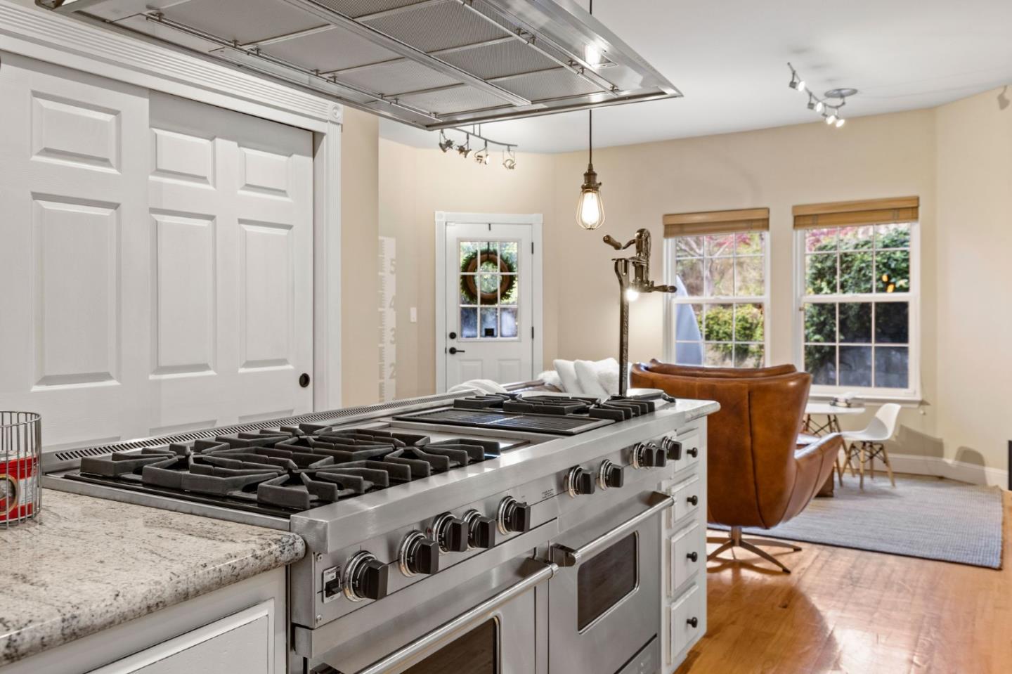 558 Live Oak LN