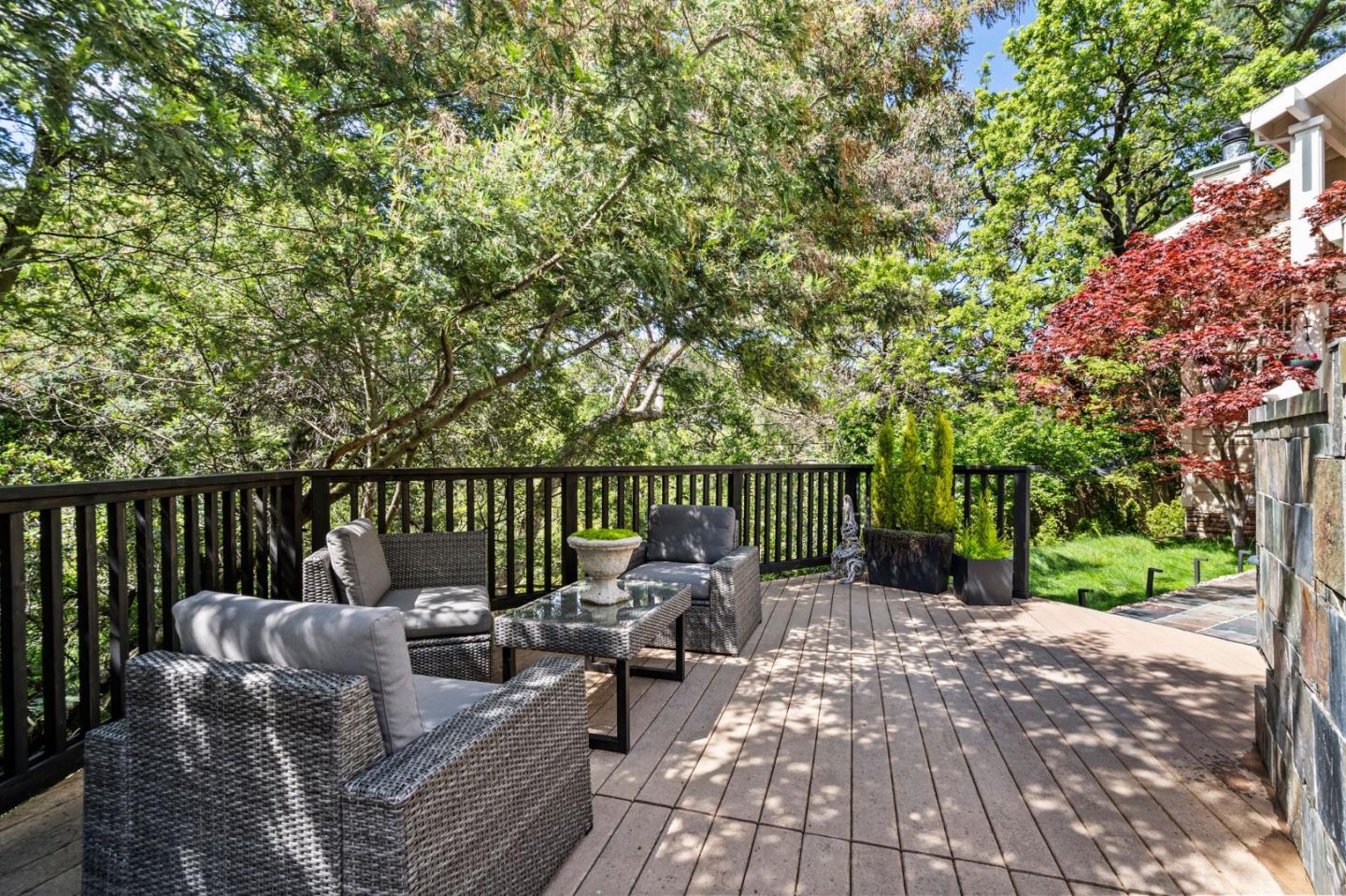 558 Live Oak LN