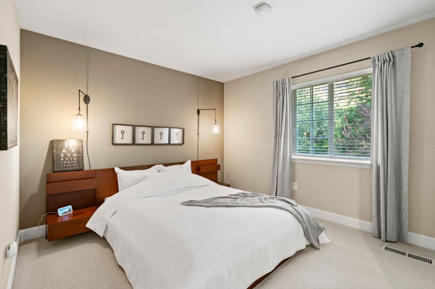 558 Live Oak LN