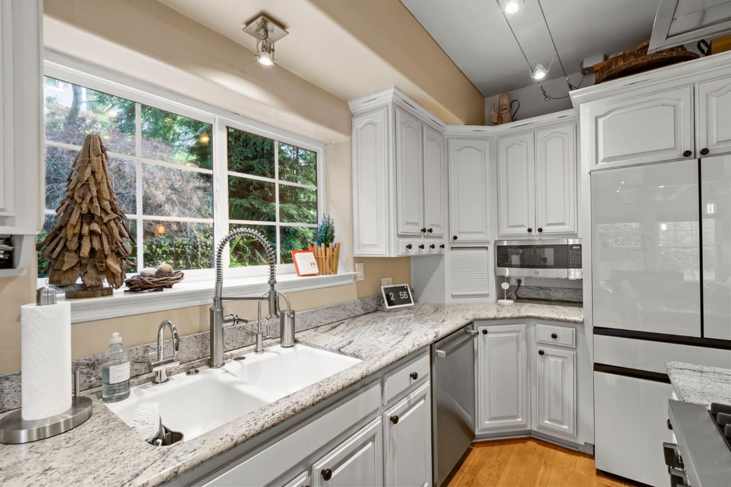 558 Live Oak LN
