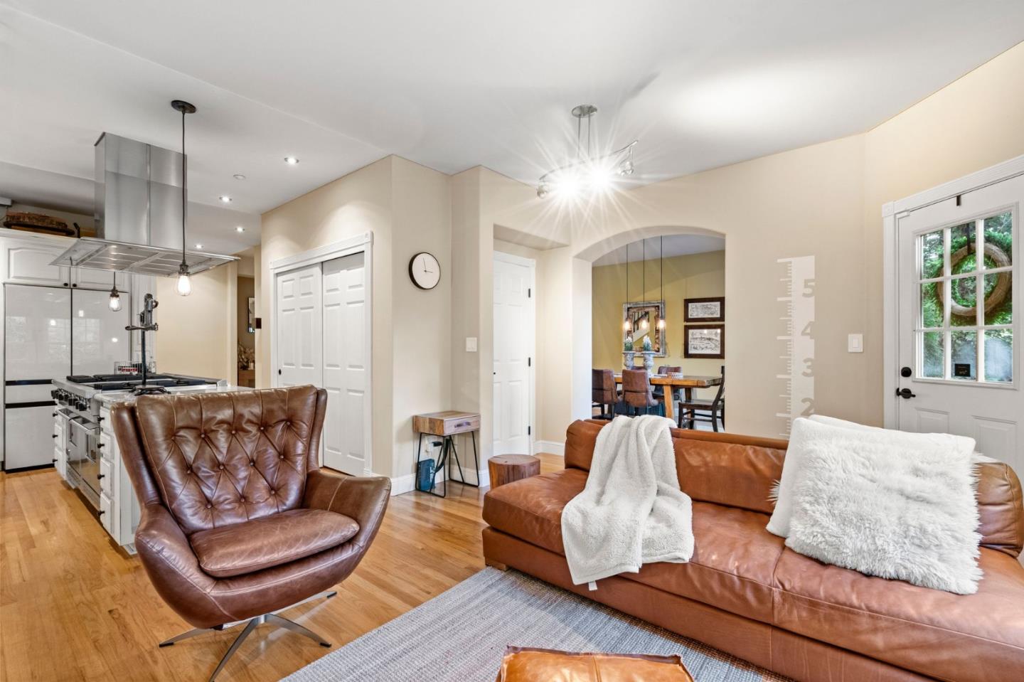 558 Live Oak LN