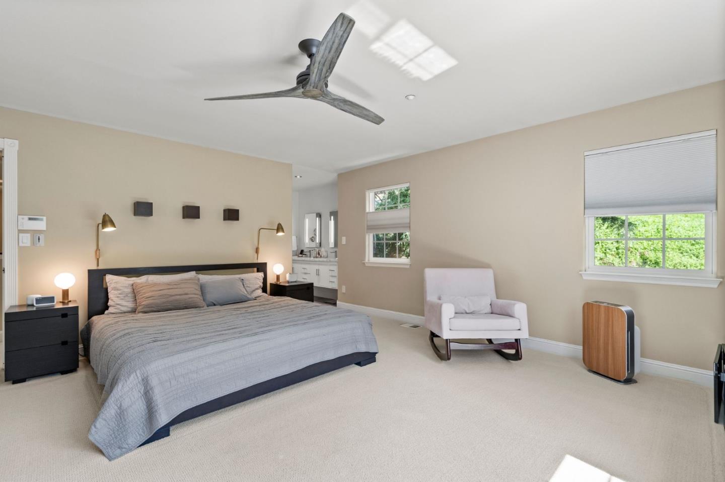 558 Live Oak LN