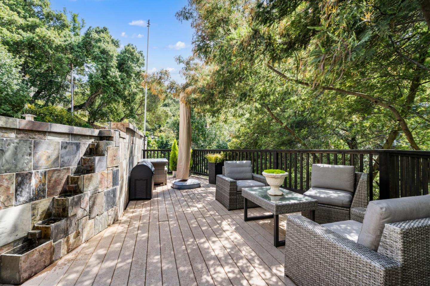 558 Live Oak LN