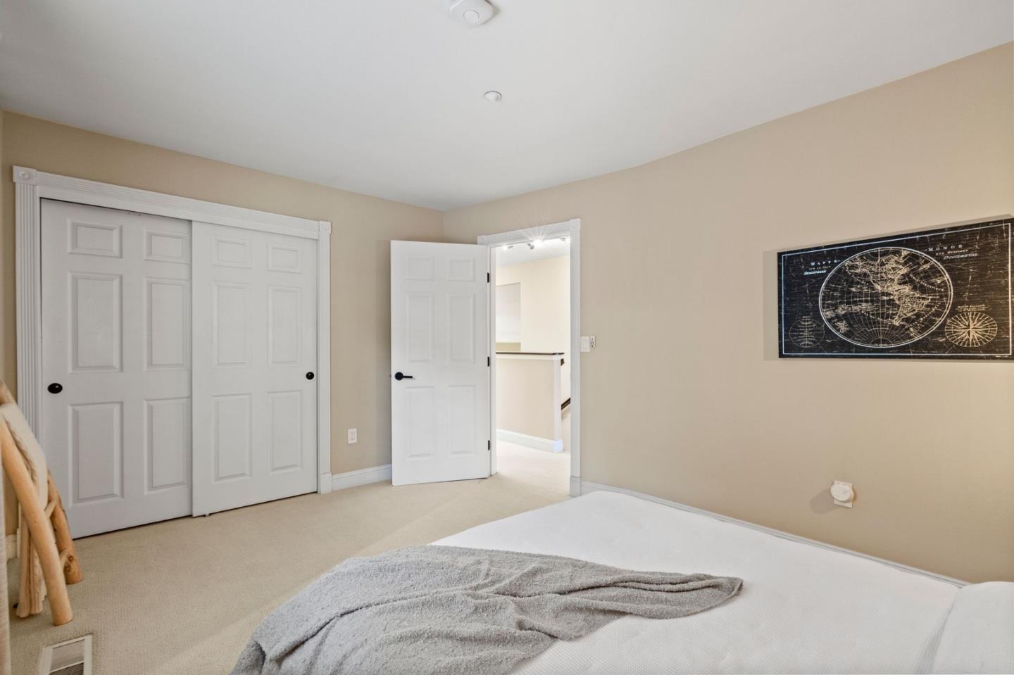 558 Live Oak LN