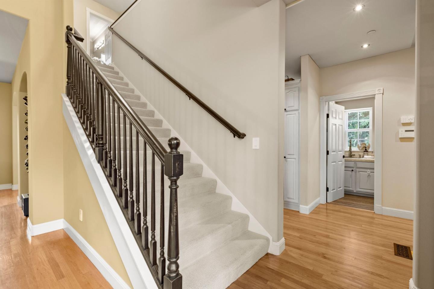 558 Live Oak LN