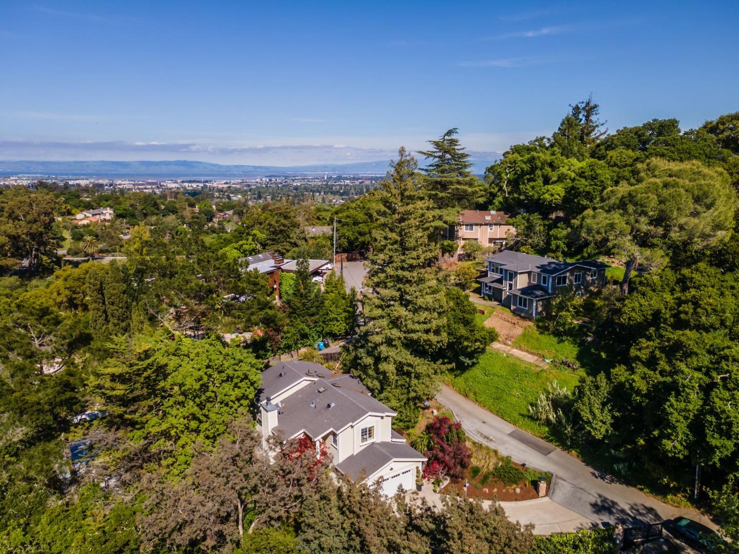 558 Live Oak LN