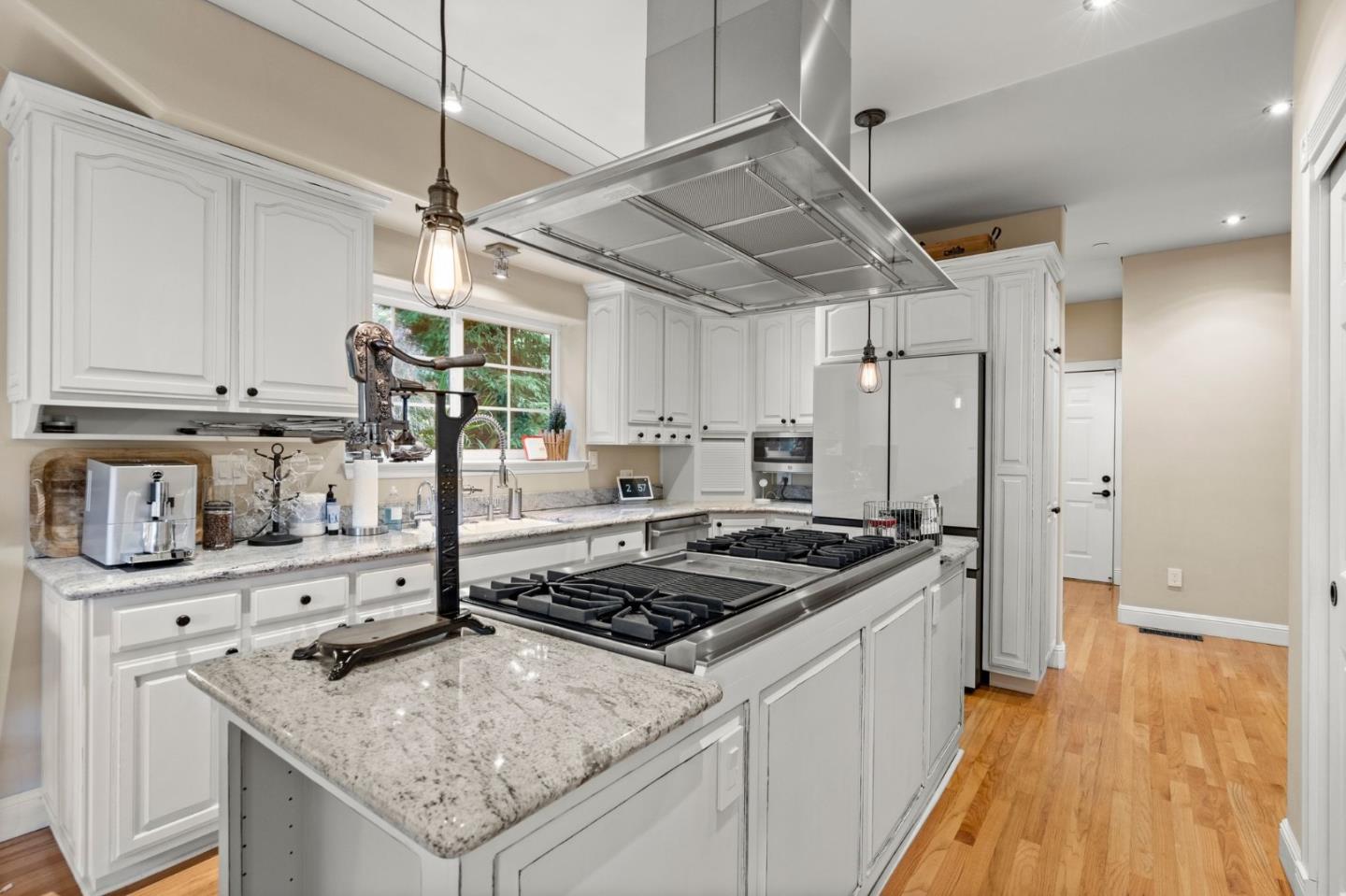 558 Live Oak LN