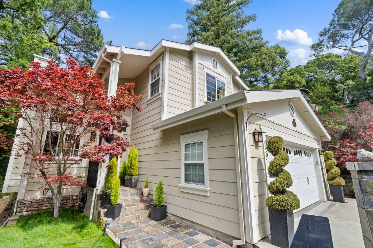 558 Live Oak LN