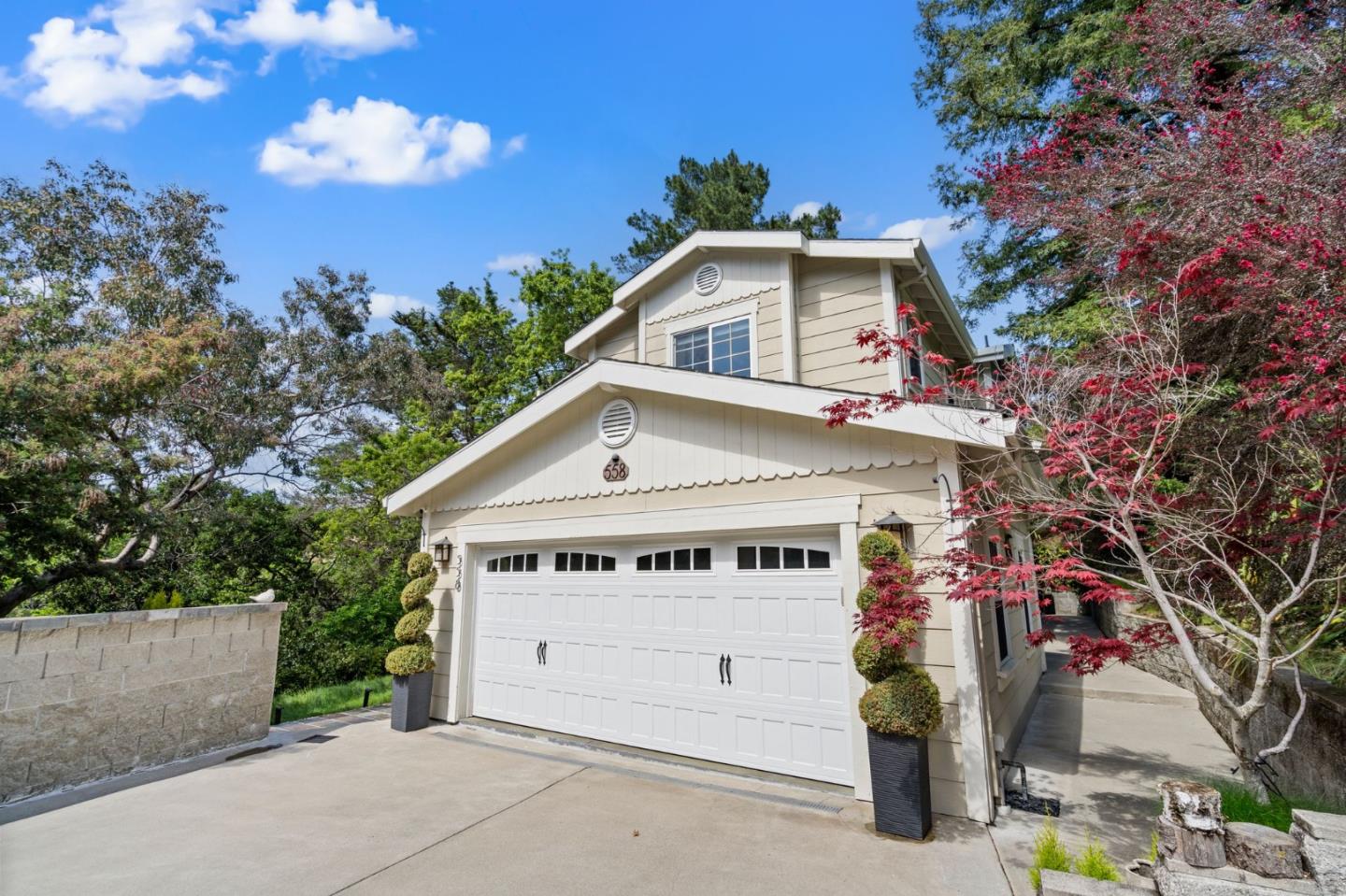 558 Live Oak LN