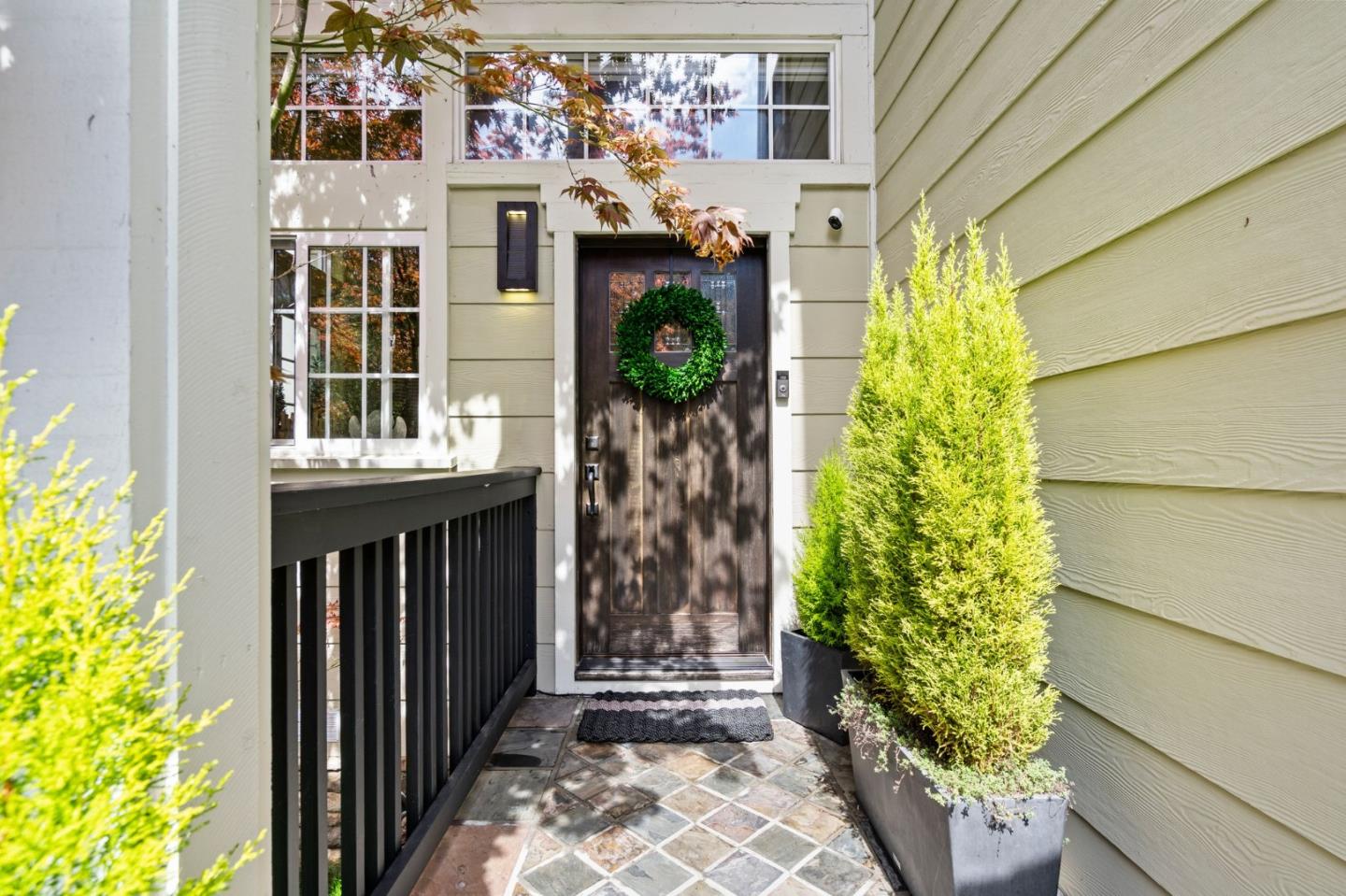 558 Live Oak LN