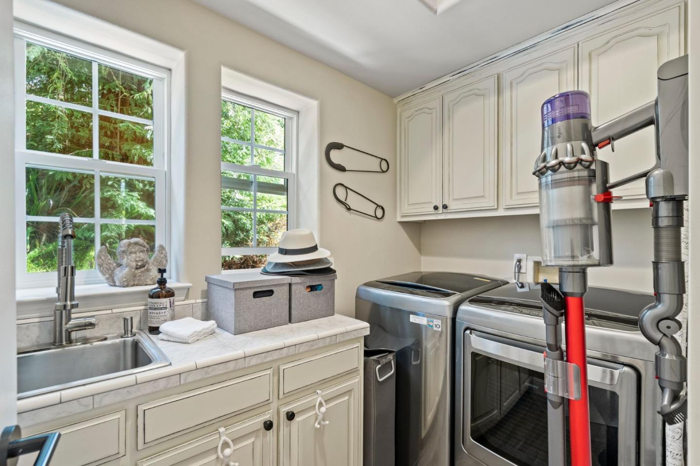 558 Live Oak LN