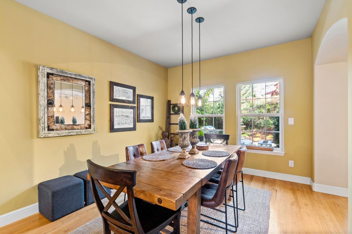 558 Live Oak LN