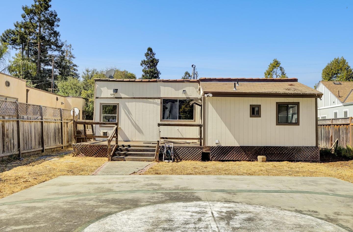1366 Curtiss AVE
