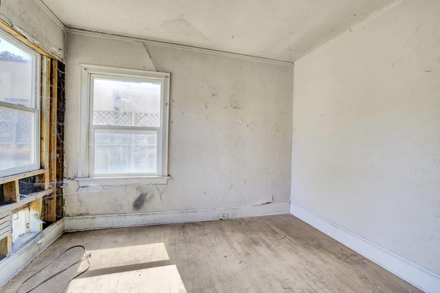 1366 Curtiss AVE