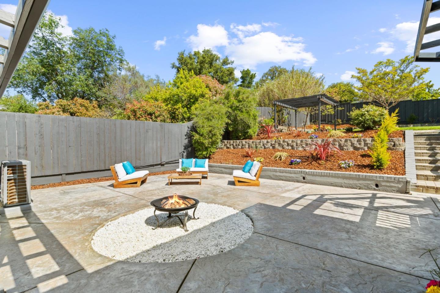 727 Crompton RD