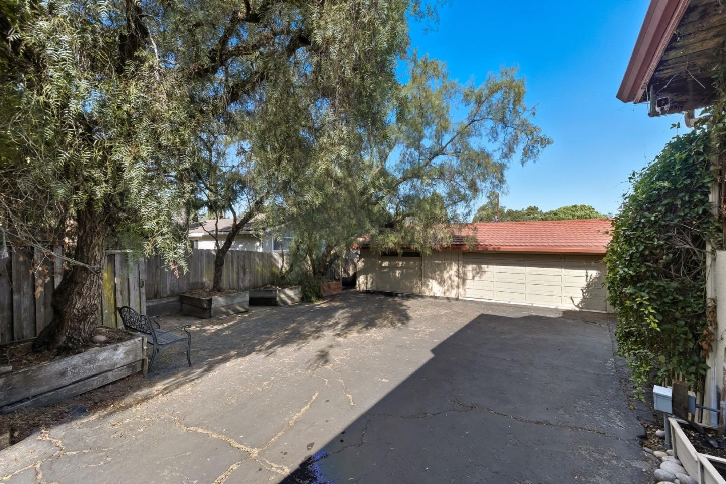629 California Way