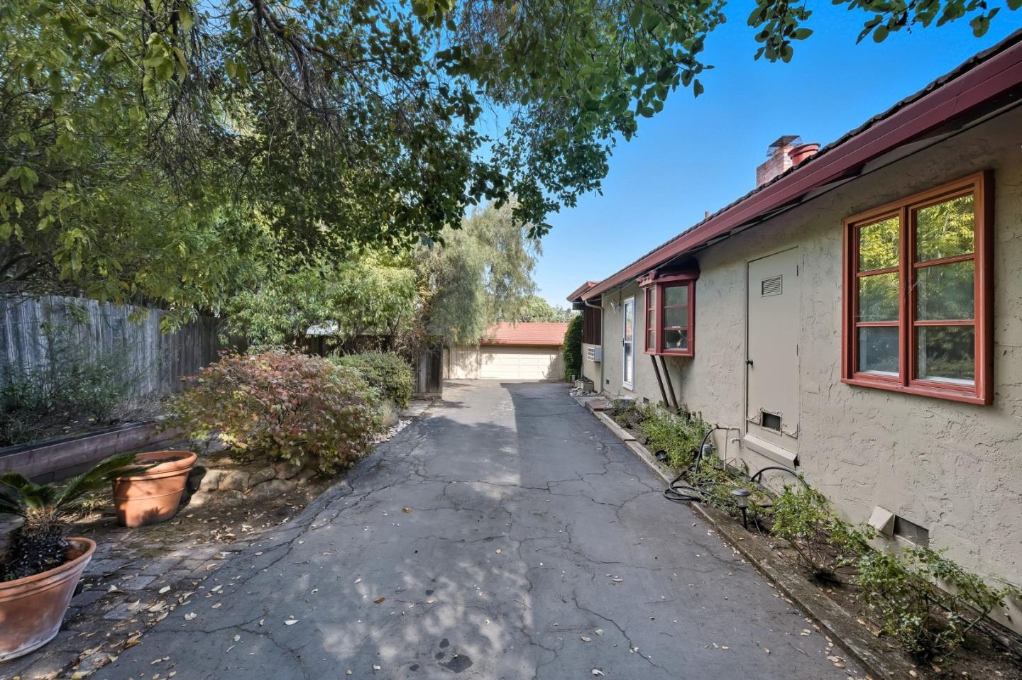629 California Way