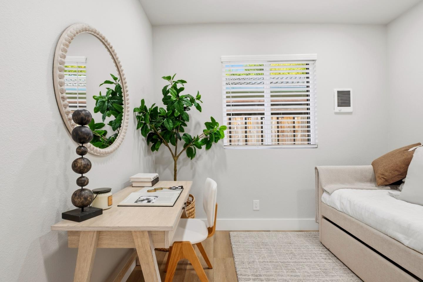 1910 Notre Dame Avenue