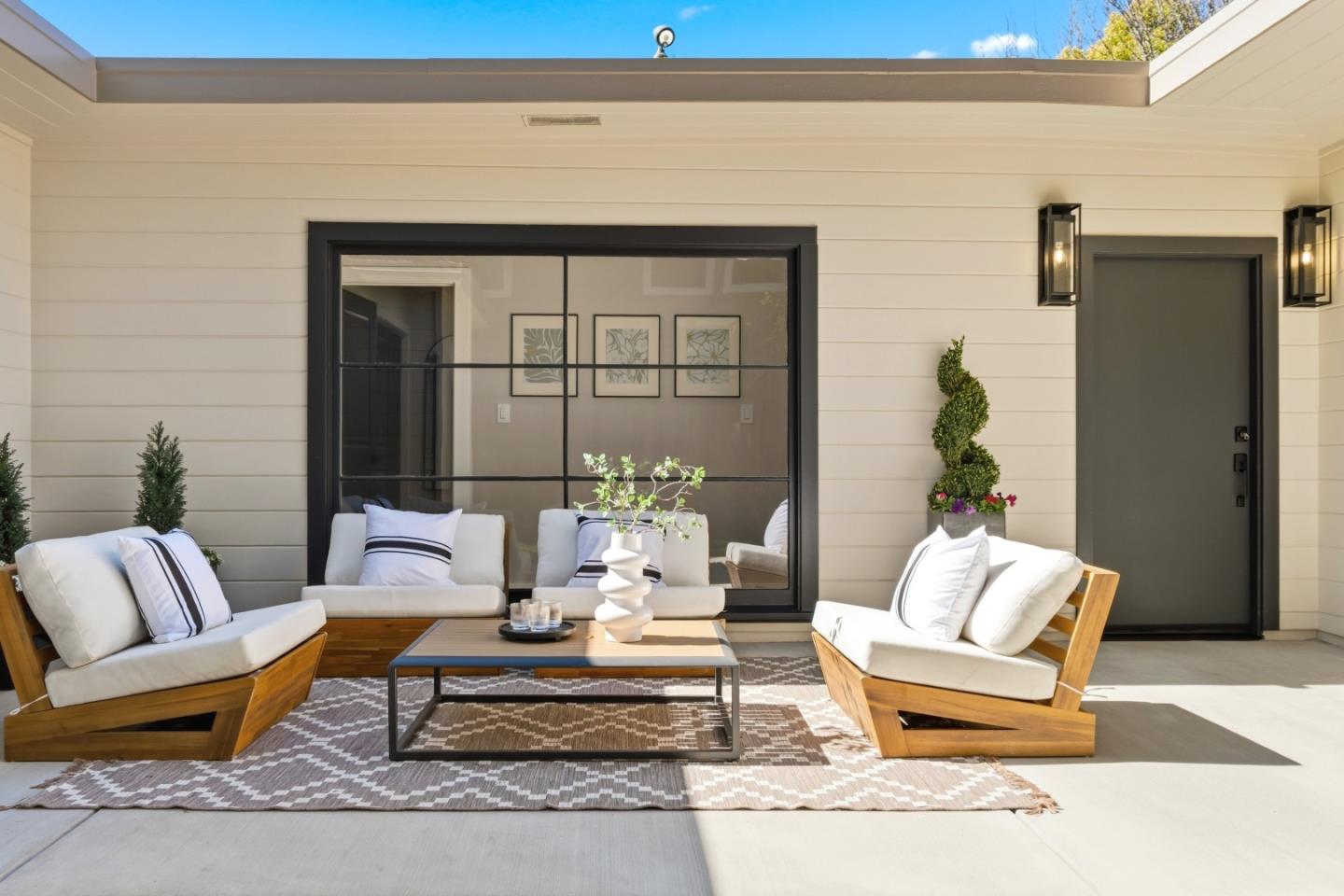 1910 Notre Dame Avenue