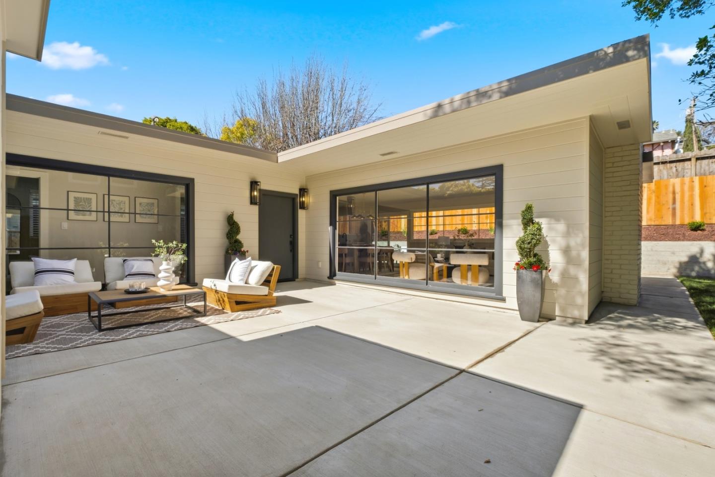 1910 Notre Dame Avenue