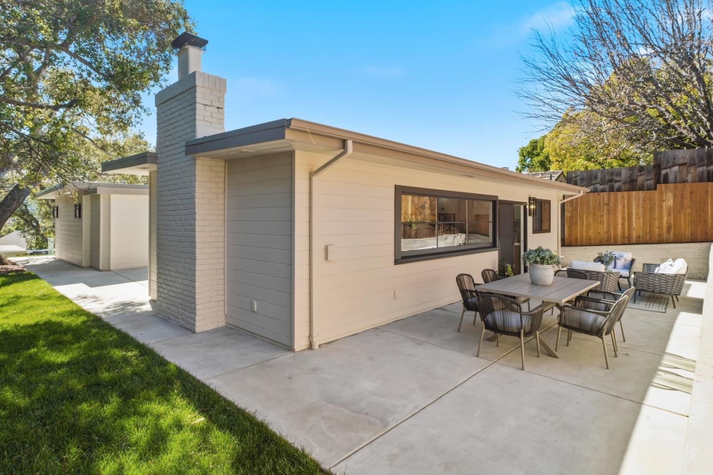 1910 Notre Dame Avenue