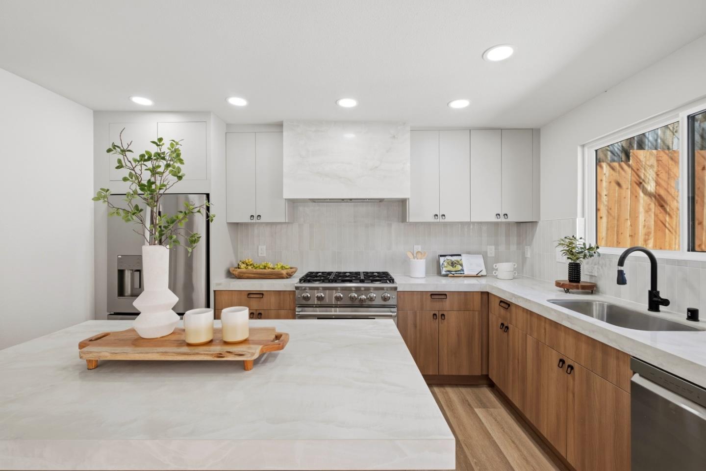 1910 Notre Dame Avenue