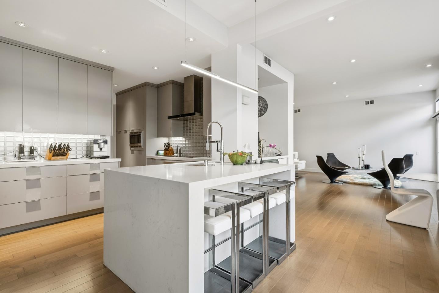 810 Lakeshore Drive