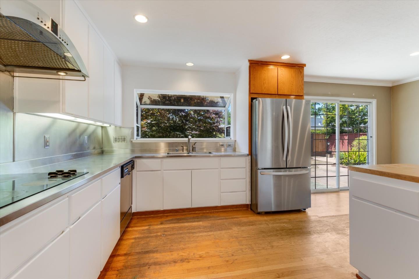 1249 Marilla AVE