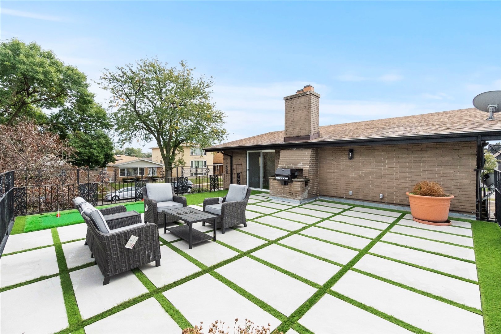 9222 S Cregier Avenue