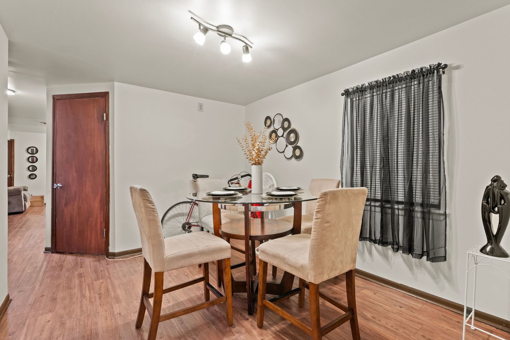 6037 S Champlain Avenue