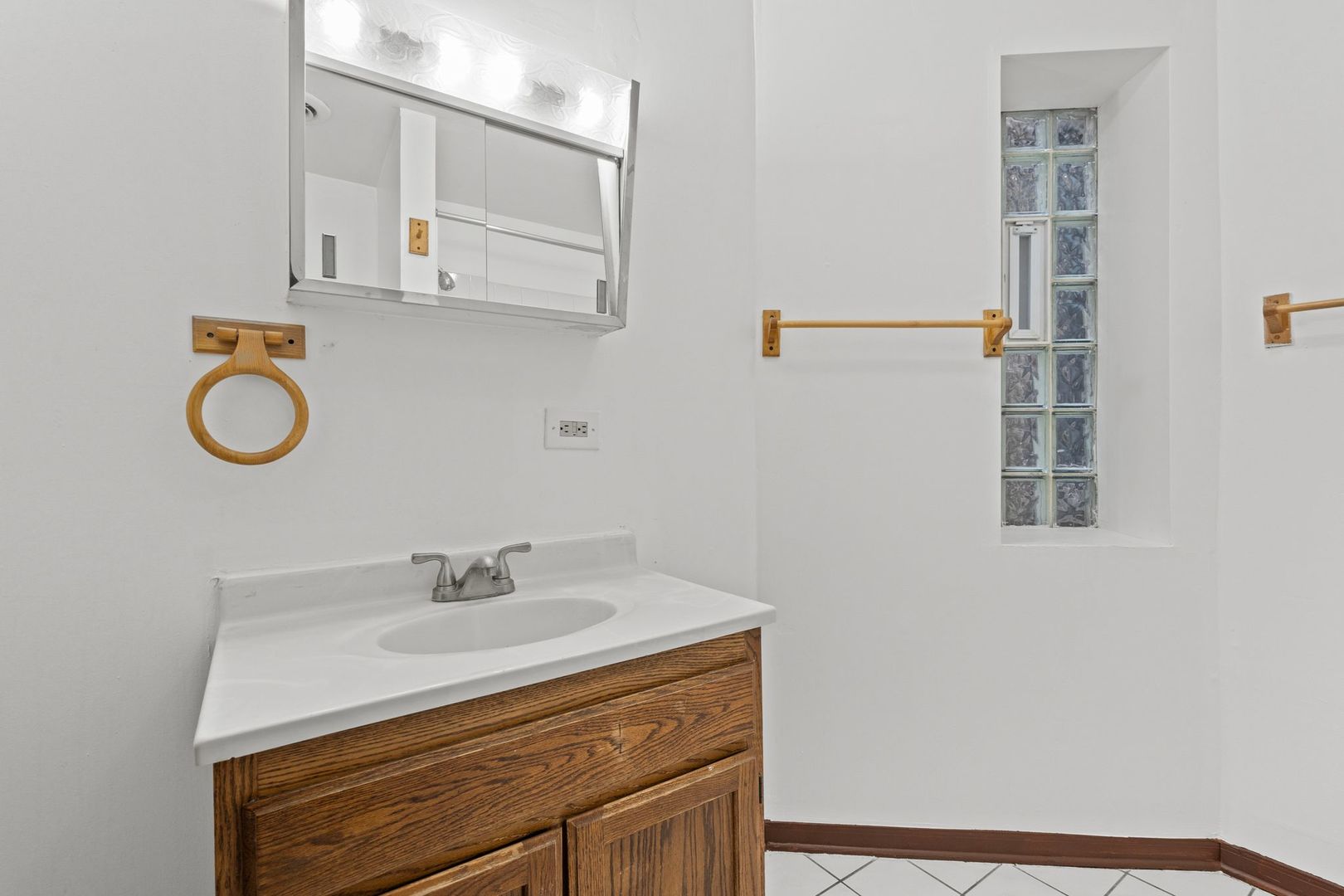 6037 S Champlain Avenue