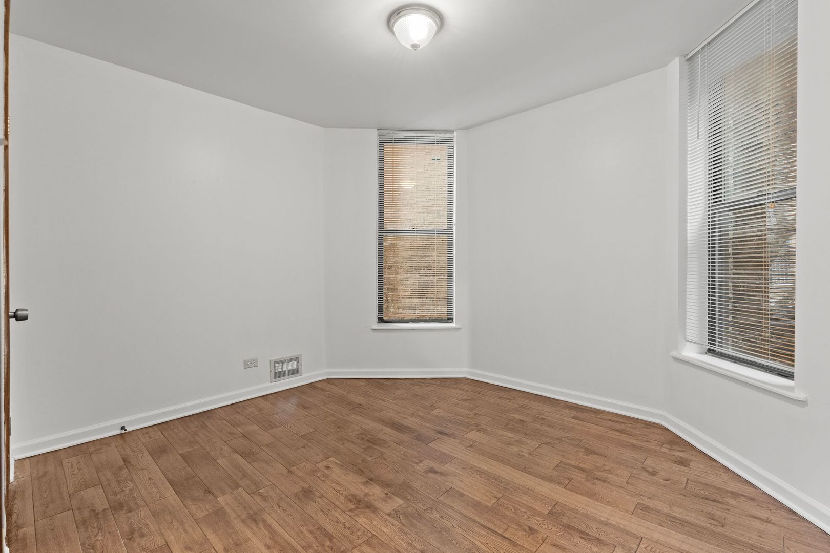 6037 S Champlain Avenue