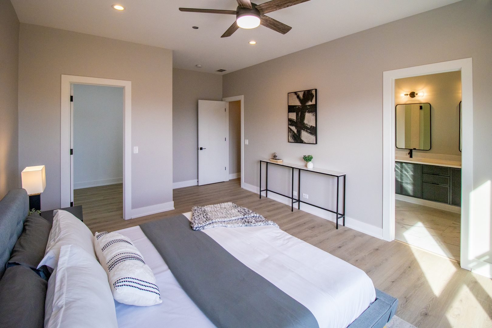 4704 S St Lawrence Avenue Unit: 4E