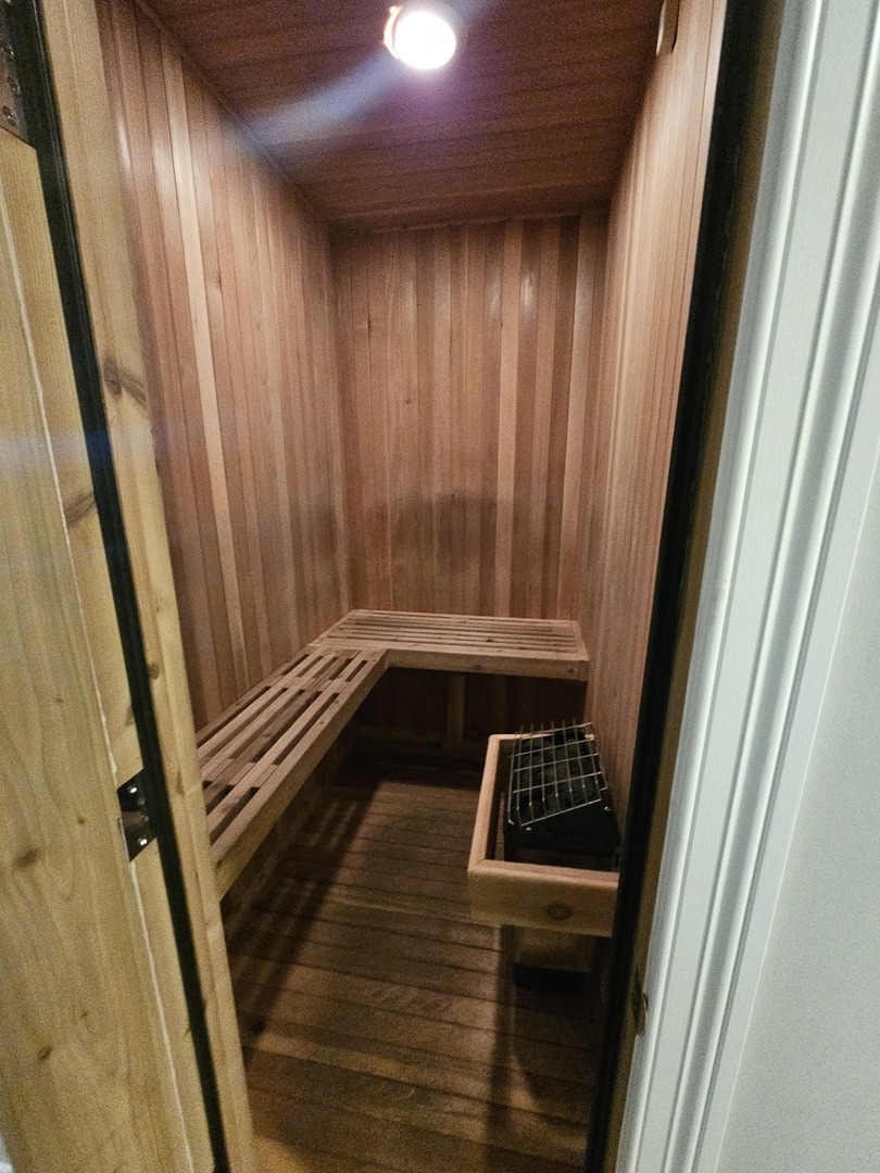 2430 W Iowa Street Unit: 1