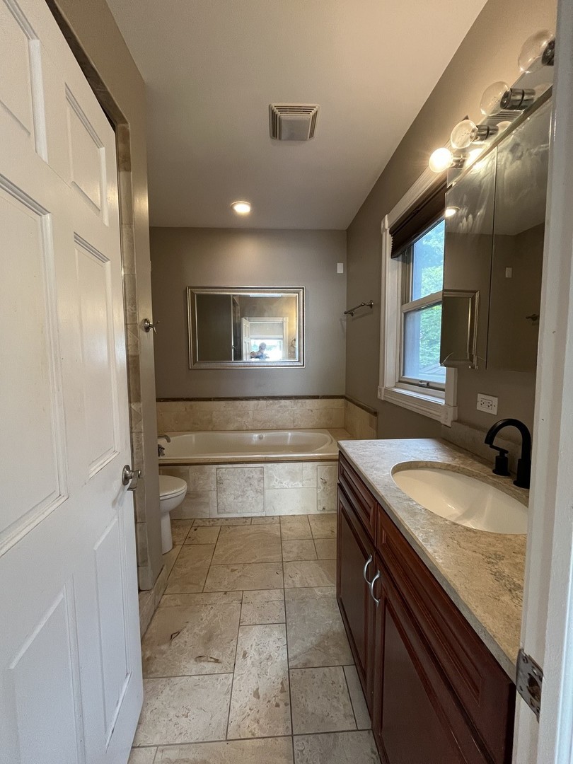 2430 W Iowa Street Unit: 1