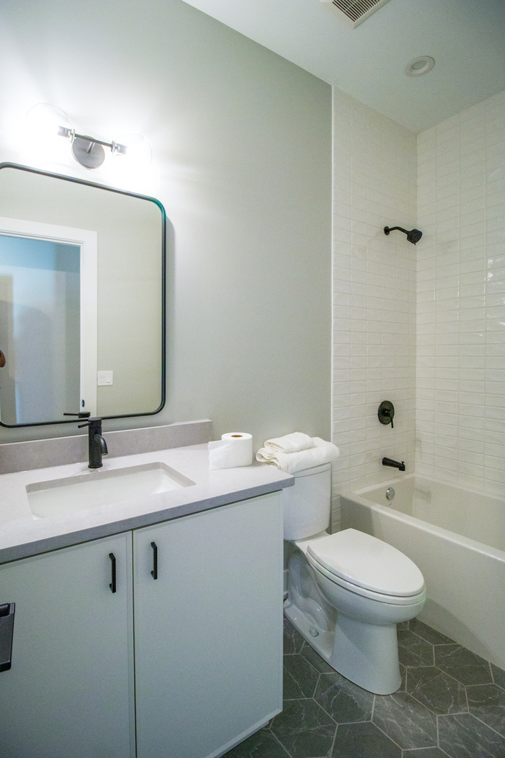 4706 S Saint Lawrence Avenue Unit: 2E
