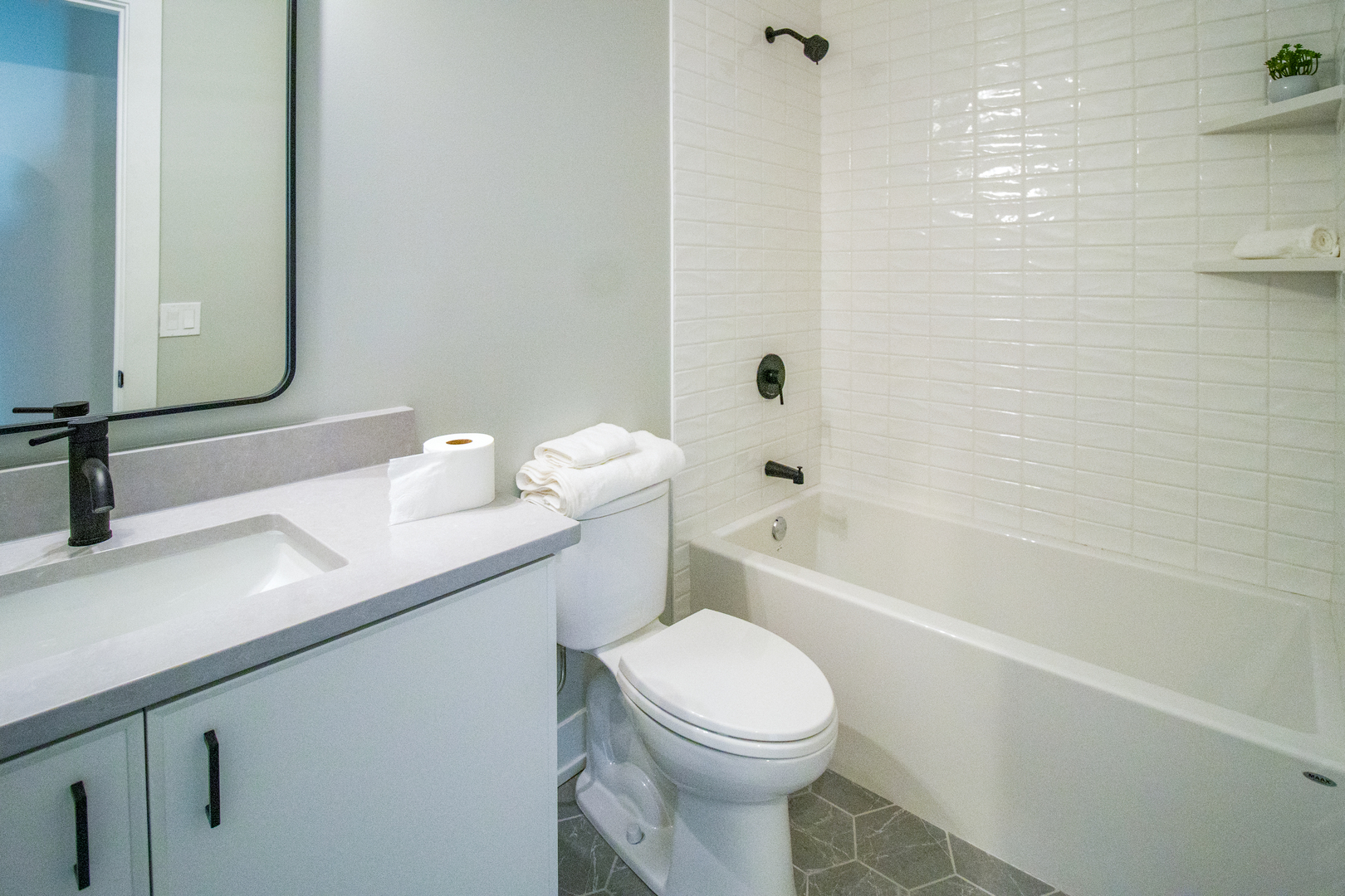 4706 S Saint Lawrence Avenue Unit: 2E
