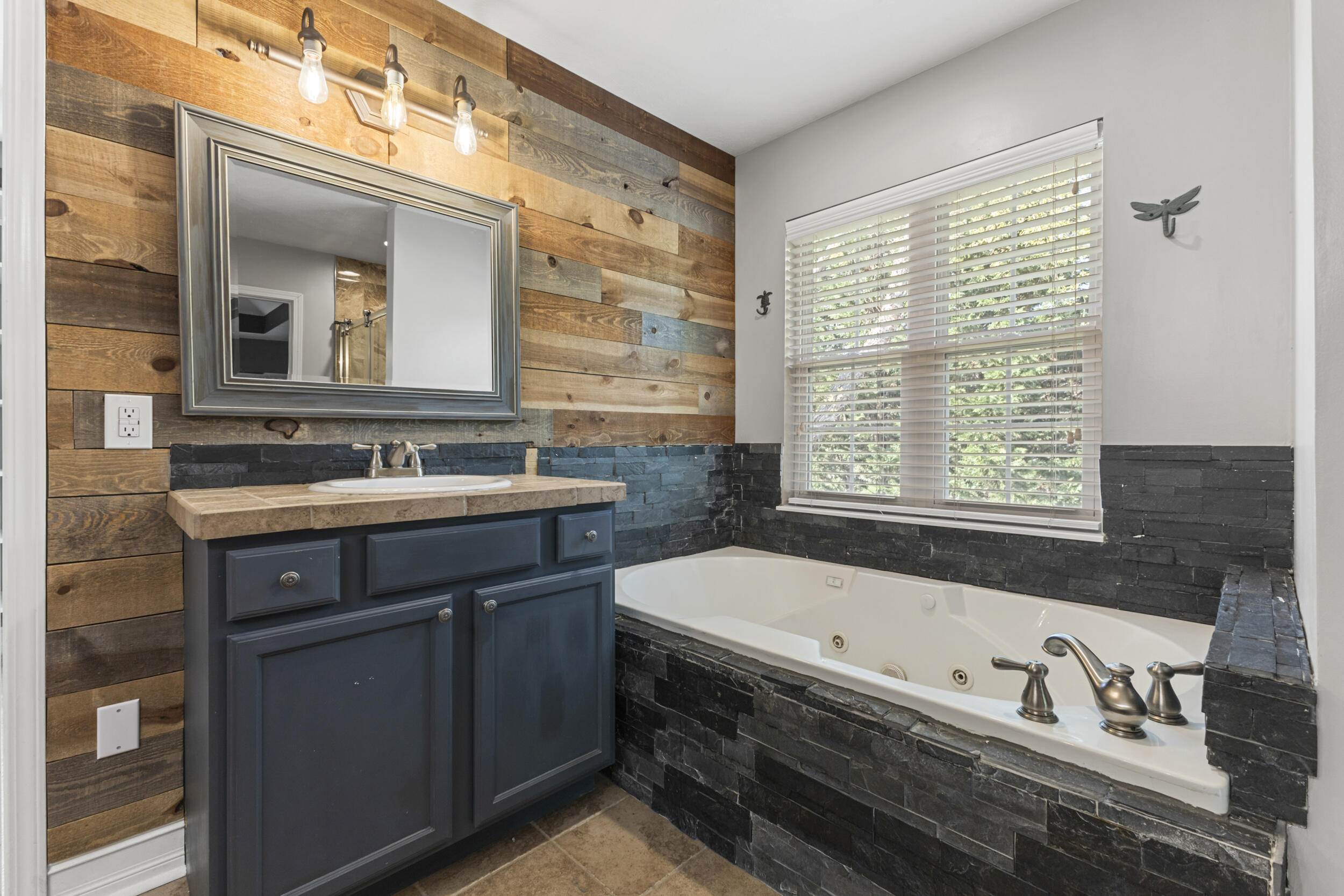 4720 Horseshoe Trail
