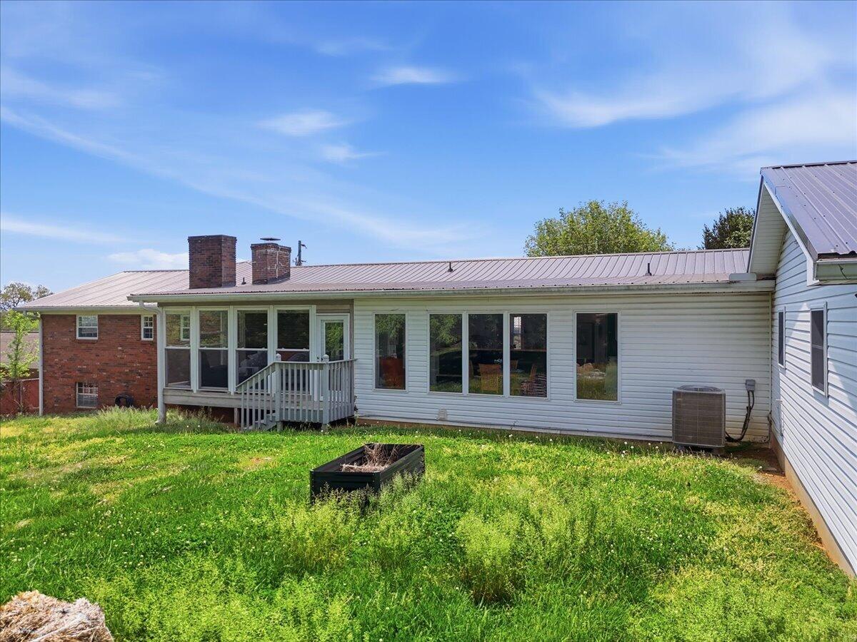 3095 Emerald Avenue