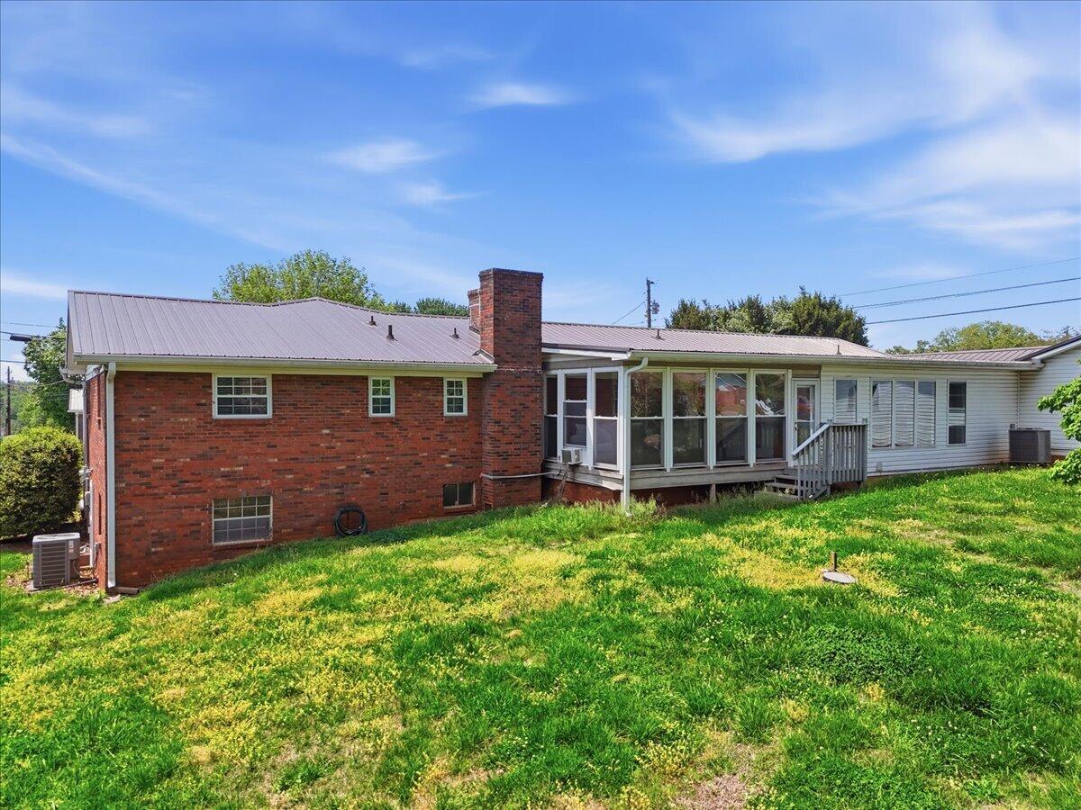 3095 Emerald Avenue