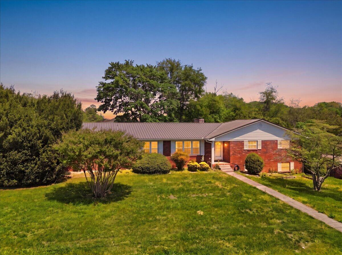 3095 Emerald Avenue